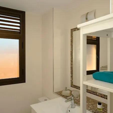Piso Con Terraza Y Vistas Cerca De La Palya Apartment *